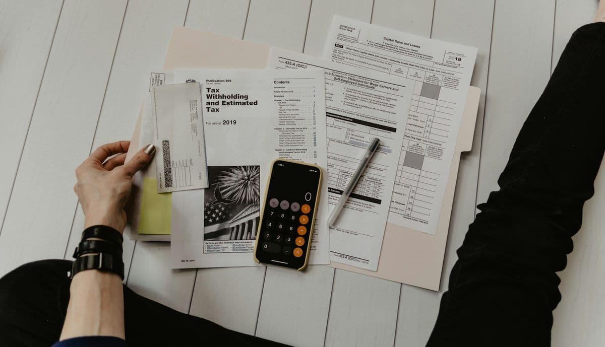 Bulletin de paie et calculatrice sur un bureau
