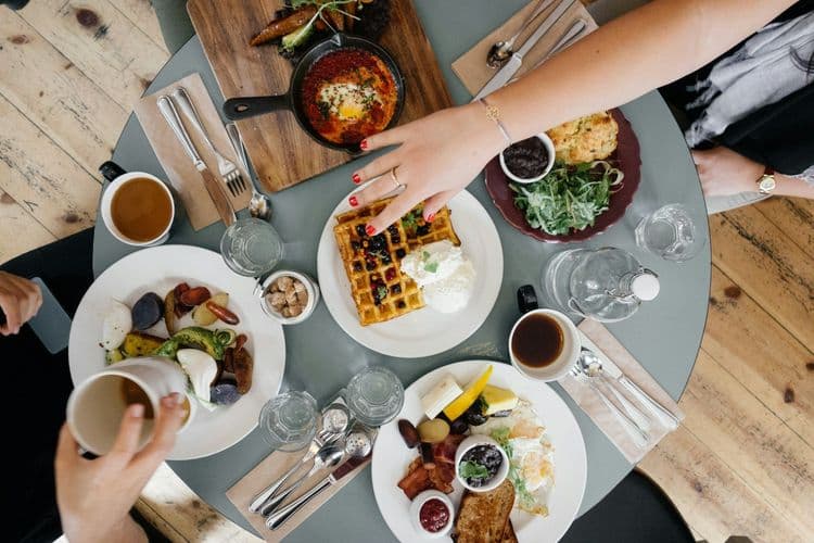 Entretien de recrutement autour d’une table